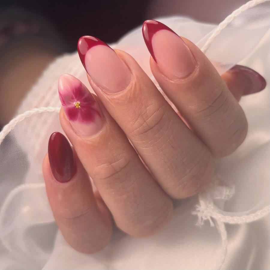 Rode French tips met een roze bloem als nailart