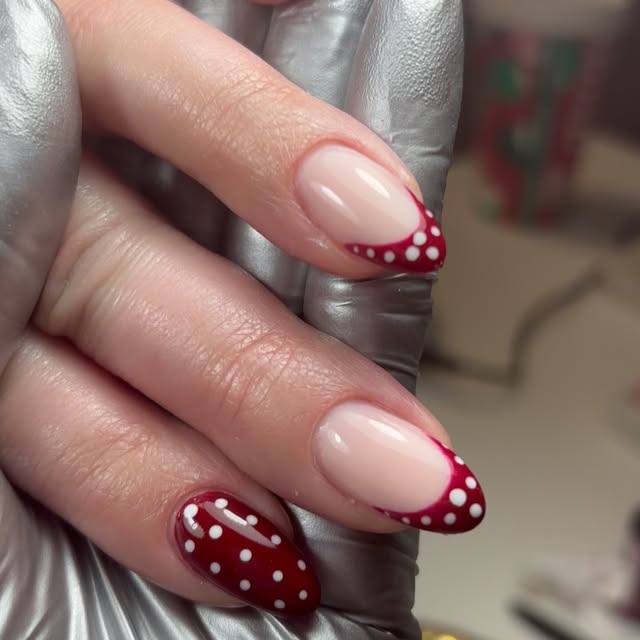 Rode French tips met witte stippen