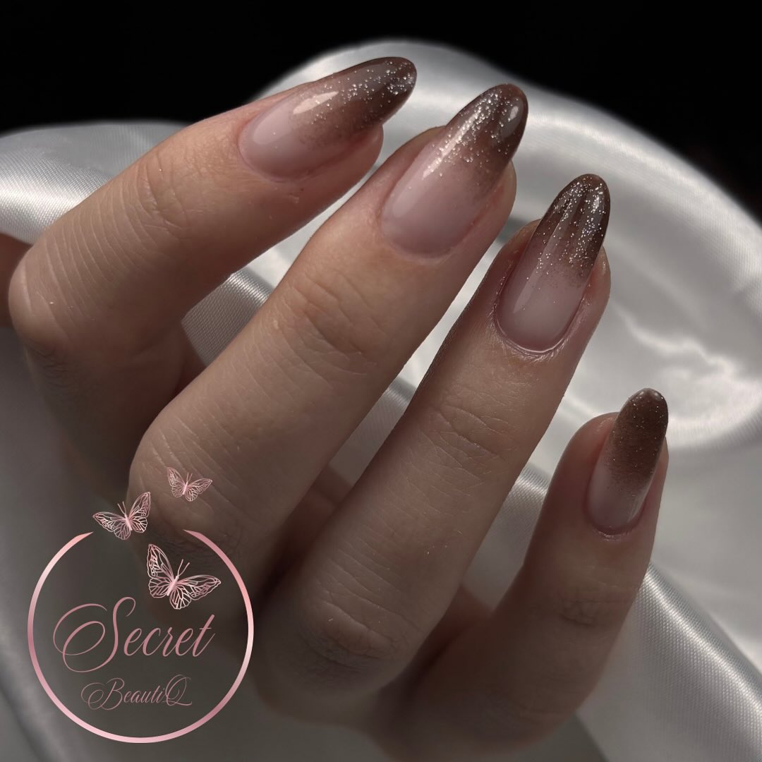 Bruine ombre nagels met glitter op wit satijn